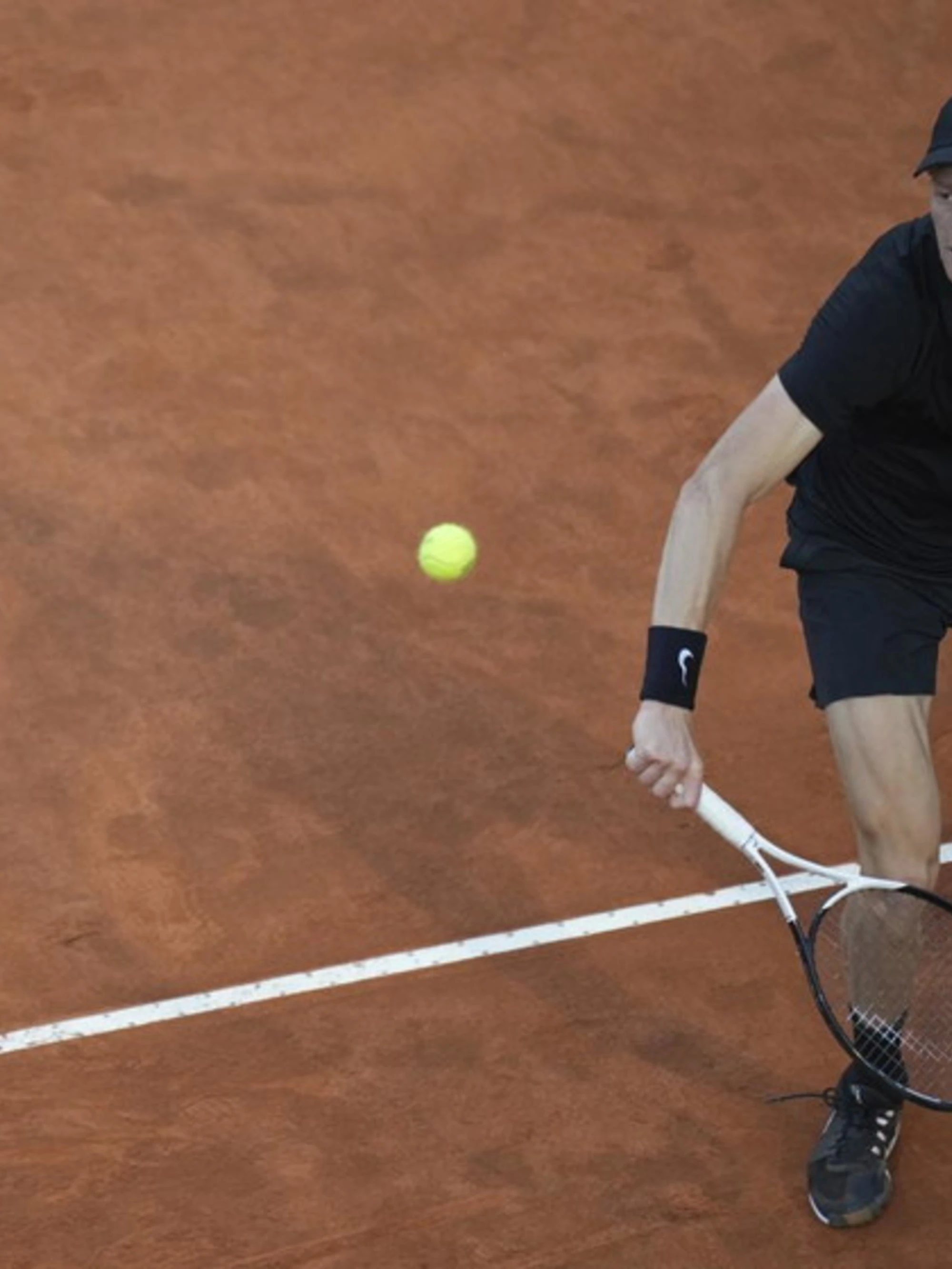 Jannik Sinner, la foto alle sue spalle fa il giro del mondo: chi c'è