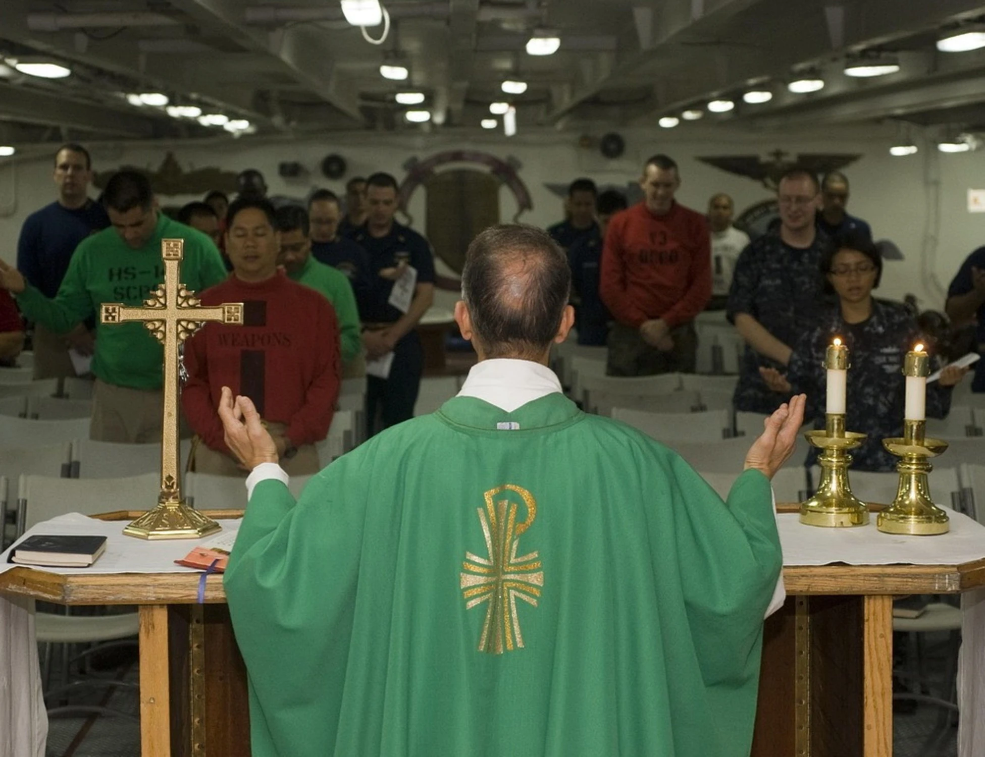 Modena, prete accoltellato alla gola in pieno centro: trasportato in ospedale
