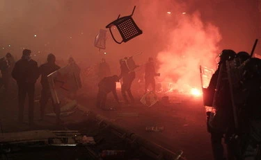 Askatasuna, la diretta: violenti scontri al corteo: feriti tra agenti e manifestanti, camionetta in fiamme