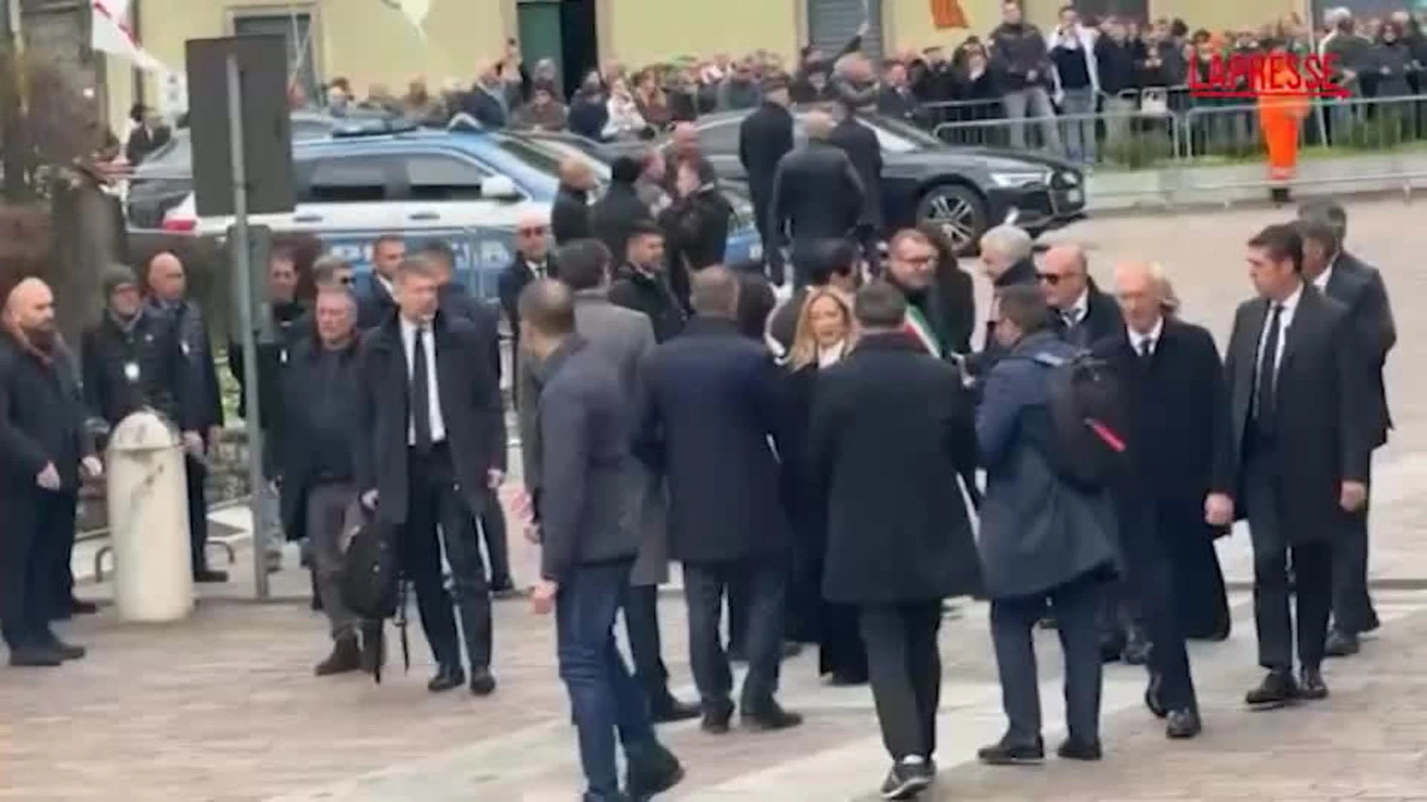 Bossi, funerali a Pontida: l'arrivo di Meloni e Tajani
