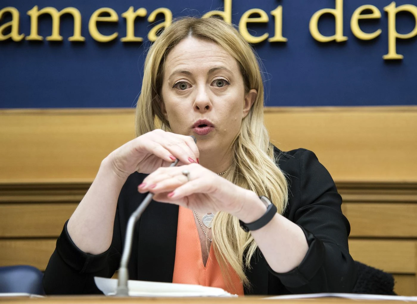 Giorgia Meloni sculaccia Luigi Di Maio: "Giggino Pomicino"
