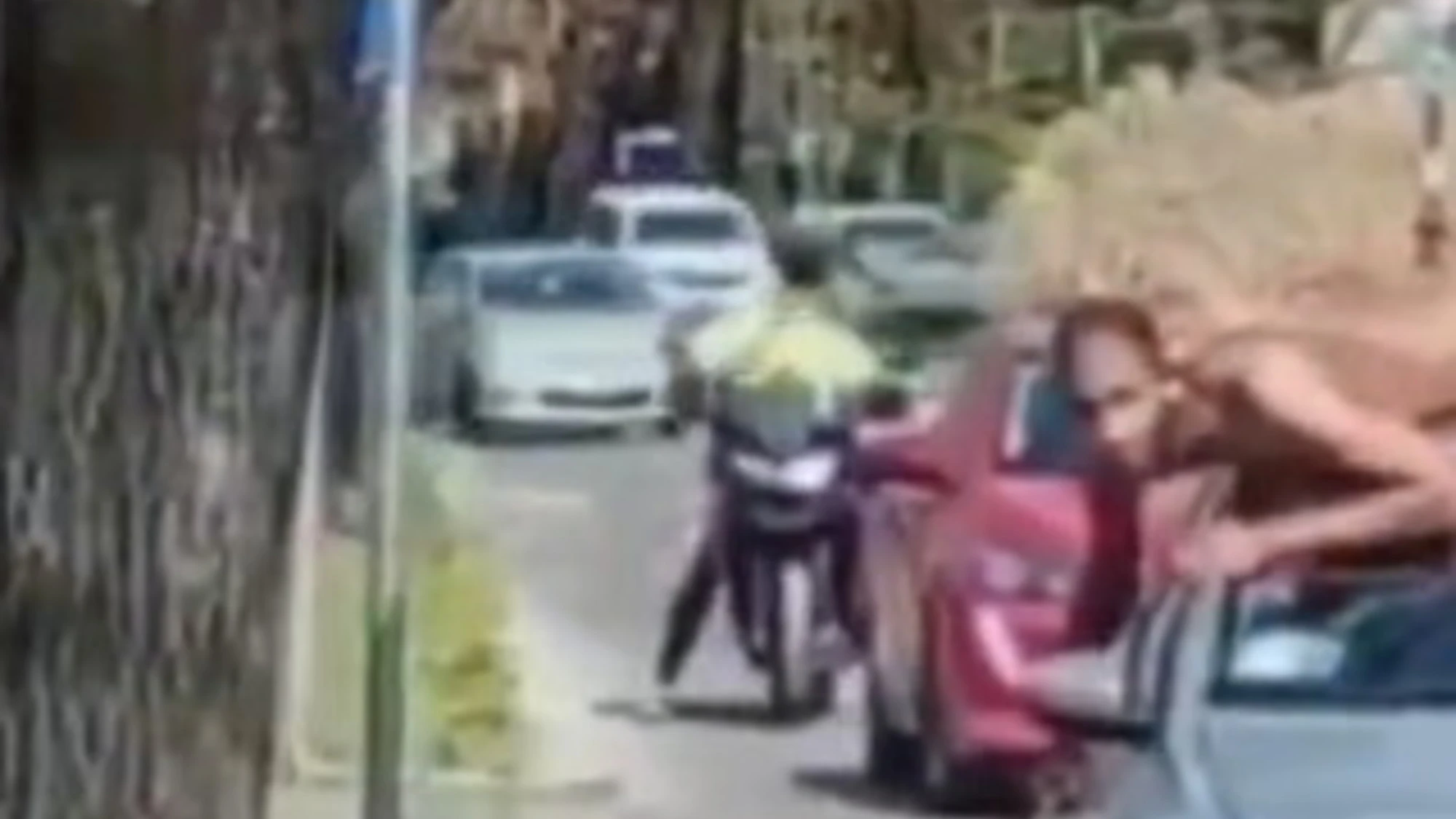 Reggio Emilia, l'immigrato nudo in strada: come terrorizza la donna al volante