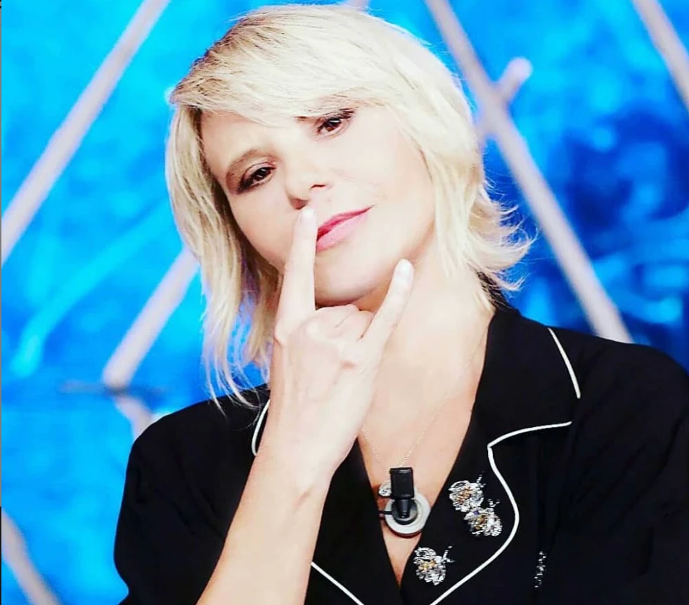 Uomini e Donne, Maria De Filippi sputtana Gian Battista e Claire: il video con cui li fa cacciare
