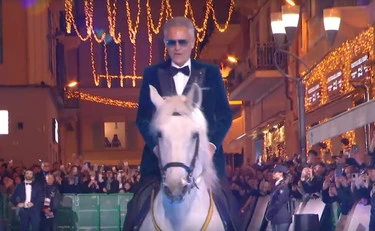 Sanremo 2026, Bocelli arriva su un cavallo bianco: l'omaggio misterioso