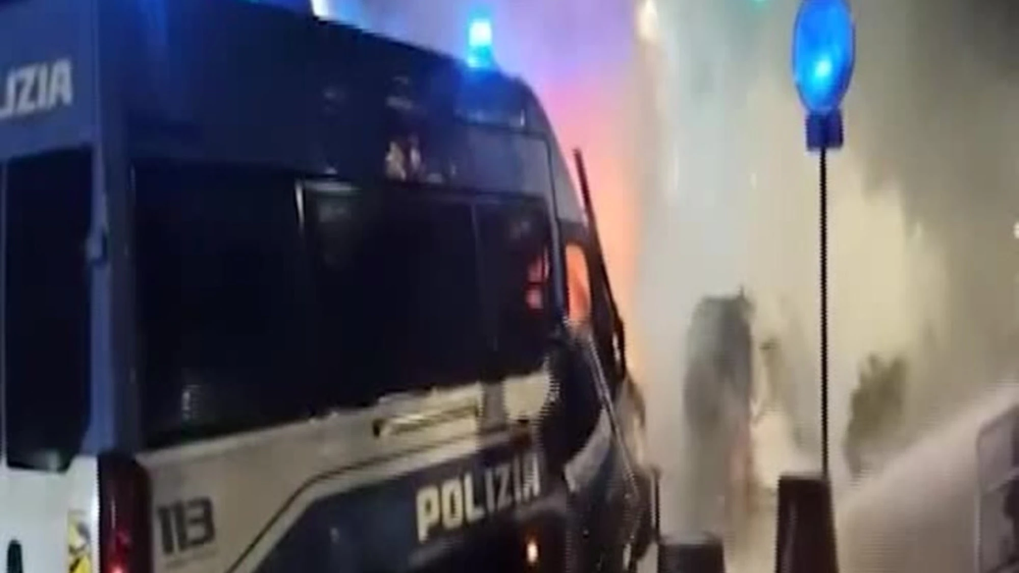Torino, i balordi pro-Askatasuna incendiano un blindato della polizia