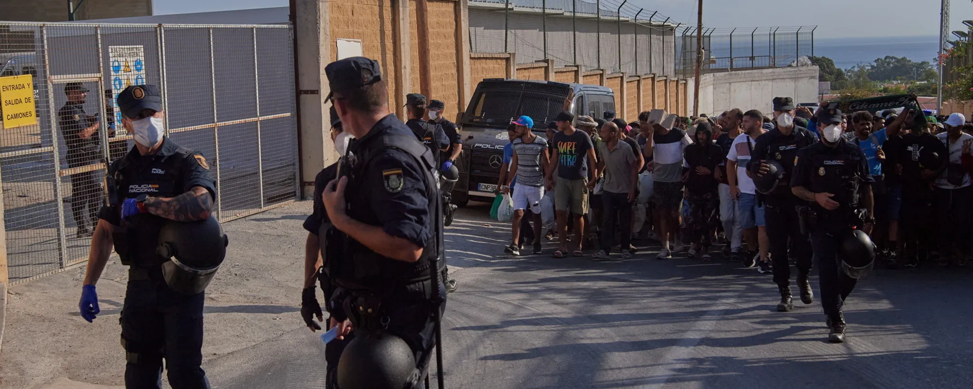 "Ai migranti acido e stagnola per gli ordigni contro la polizia". Ceuta, scandalo sull'ong tedesca