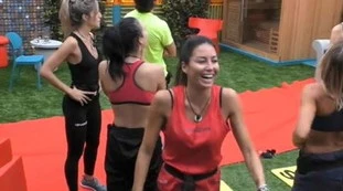 Elisabetta Gregoraci, l'aeroplano con striscione sopra il Grande Fratello Vip. Pretelli, scenata di gelosia: lei lo umilia