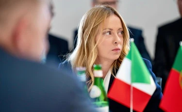 Tensioni e violenze a Milano, Meloni: "Il silenzio non è accettabile", sinistra all'angolo