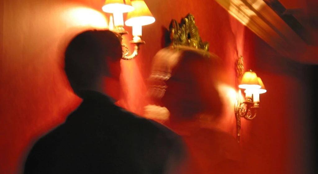 Il big della politica cacciato in strada: beccato dalla compagna cornuta con la conduttrice Rai...