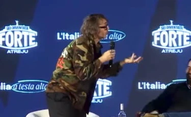 Atreju, Cruciani annienta il Pd: "Qual è la differenza tra voi e la Festa dell'Unità"