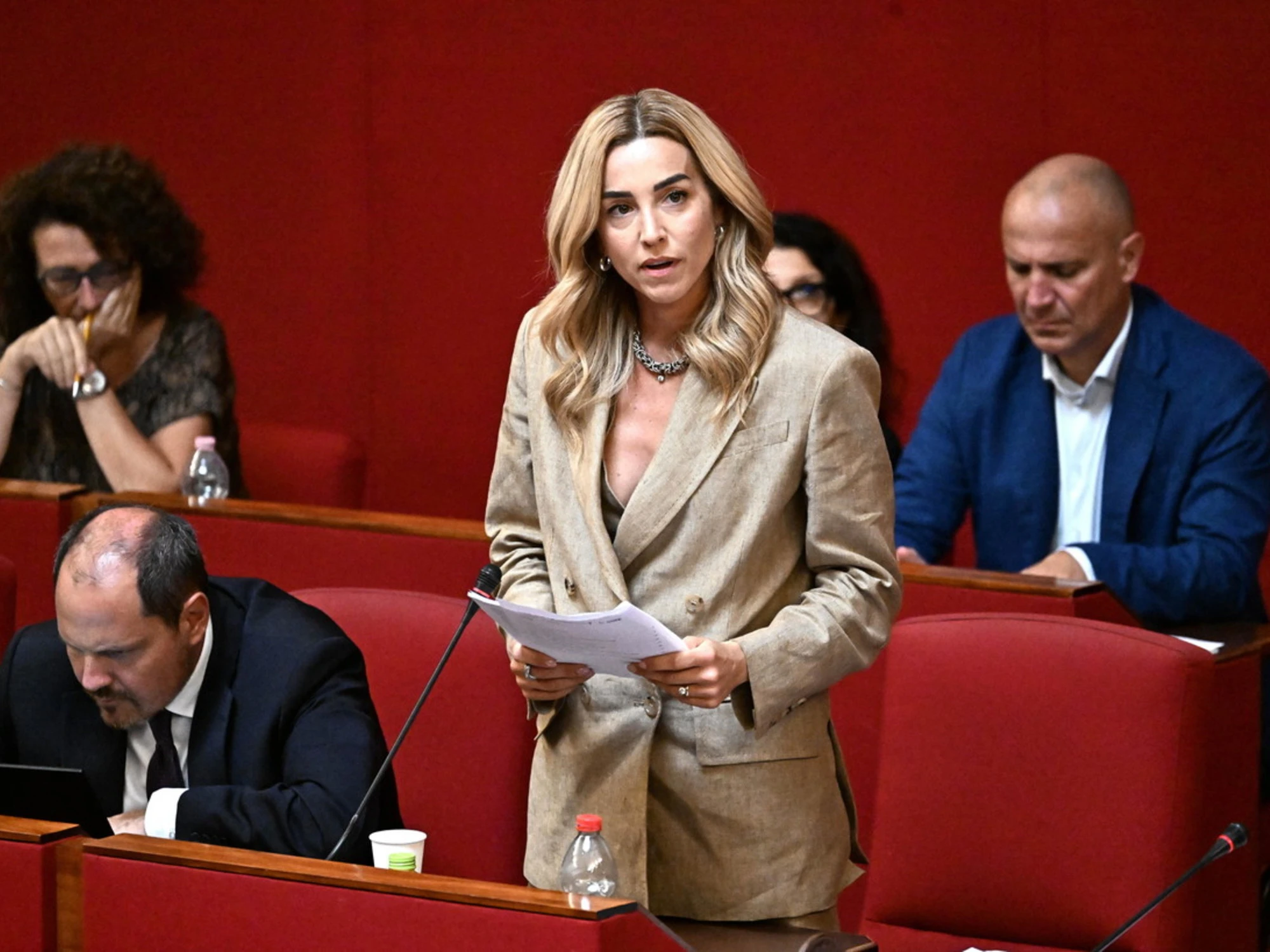 La Salis toglie il taser agli agenti: insorge il centrodestra