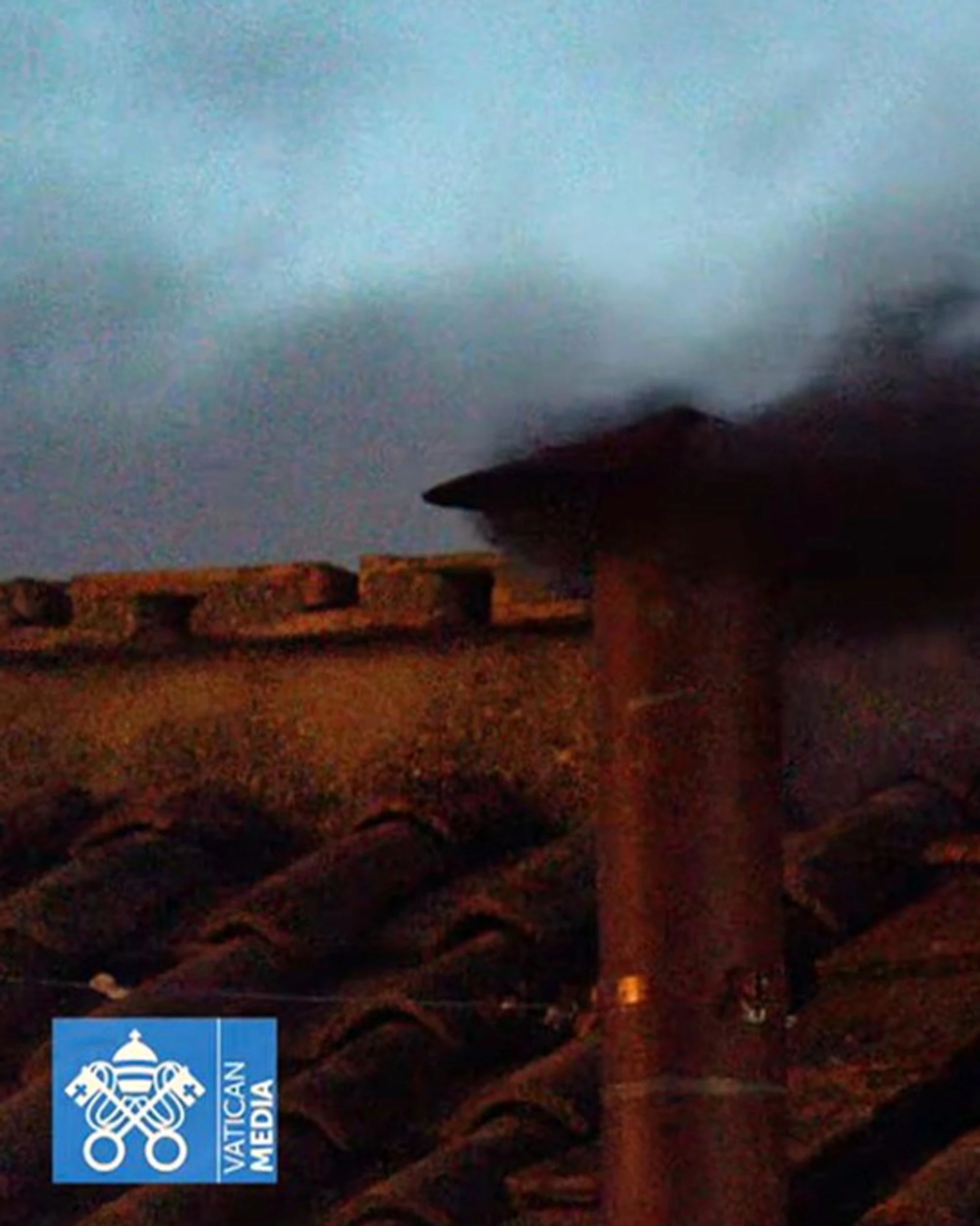 Conclave, la diretta: la prima fumata è nera