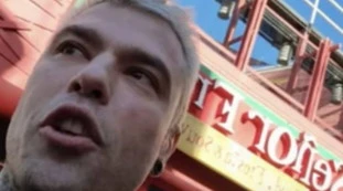 Fedez cacciato dal casinò a Las Vegas: chi c'era con lui. Guai in vista?
