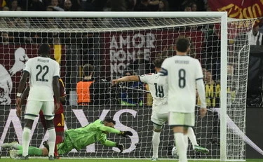 Champions, per la Roma una beffa Real: Mou la ribalta in 8', clamoroso 4-3