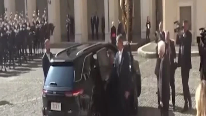 Papa Leone arrivato al Quirinale: accolto da Mattarella
