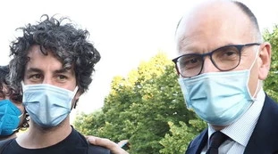 Mattia Santori, l'ultimo delirio sul Pd: "Non sia una sala d'attesa". Confusione totale, la sardina non sa più chi è