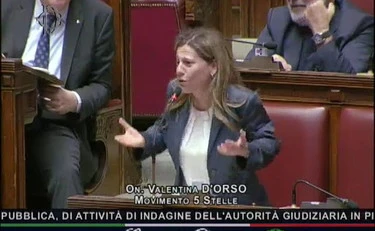 Libero la prende in giro e la grillina perde la testa