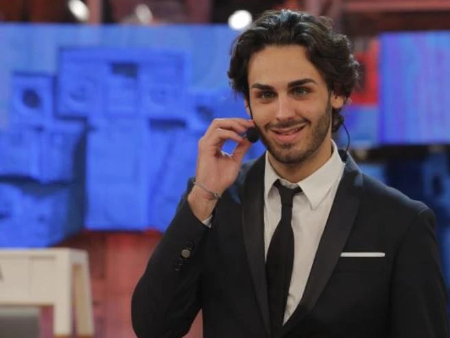 Amici, la foto di Alberto Urso che fa impazzire le fan: "Mi fai sentire viva"