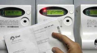 Bollette alle stelle, l'Ue ci frega due volte: gas e atomo, perché gli italiani saranno "dissanguati"