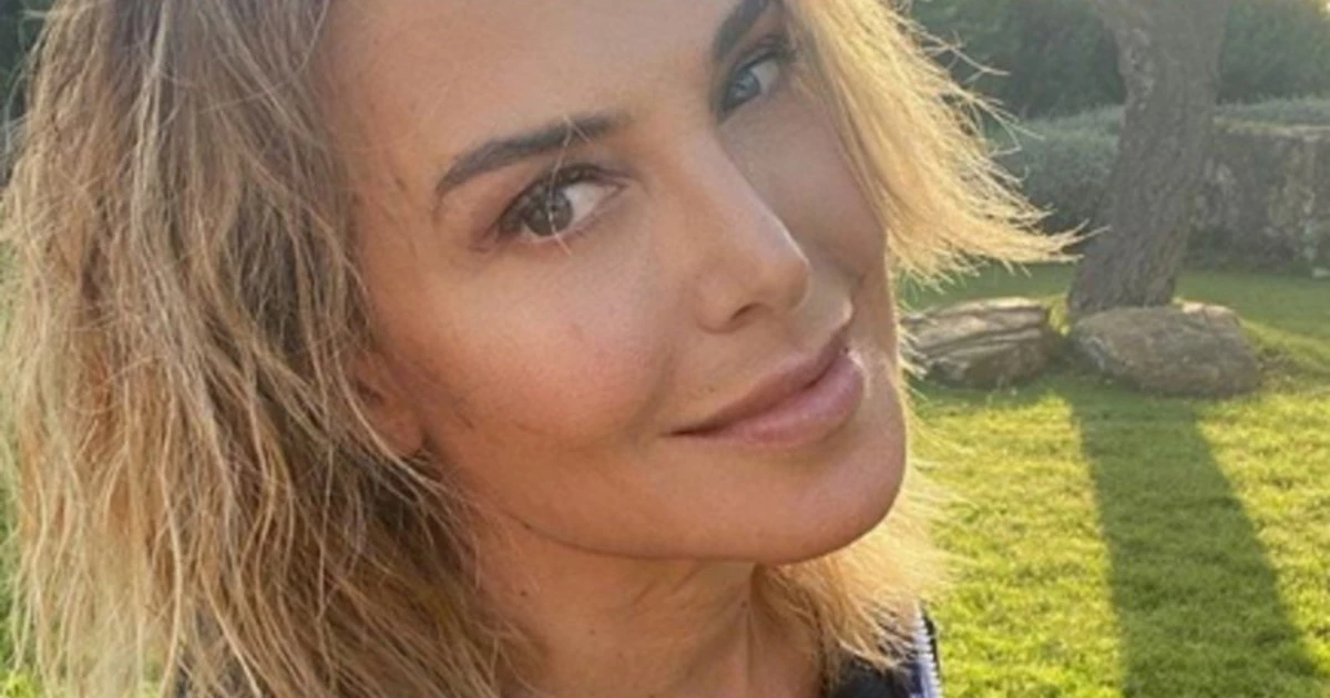 Barbara d'Urso, davanzale esplosivo: la foto che lascia poco all'immaginazione