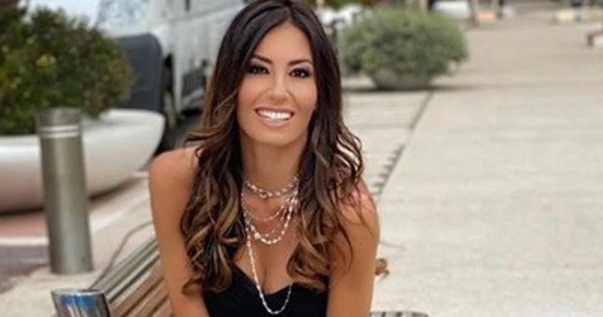 Elisabetta Gregoraci, un pericoloso gioco di trasparenze: seduta, si mostra così. Da restarci secchi