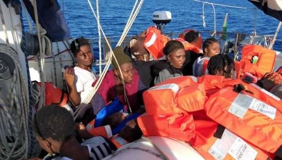 Alex, Mediterranea annuncia: "Evacuati 13 migranti tra i più vulnerabili". Scabbia e malattie, bomba a bordo