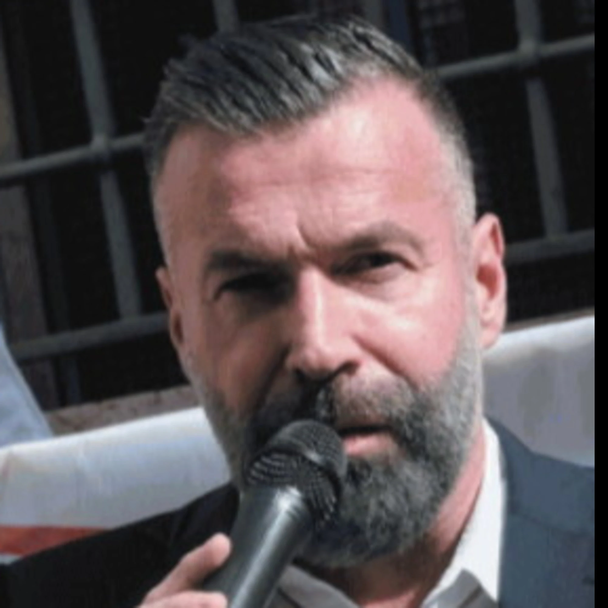 Lo strano "dittatore" battuto nelle urne