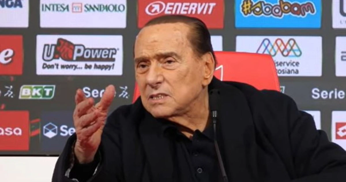 Silvio Berlusconi a Monza, gli fanno la domanda e si rompe la vetrata: "Visto cosa succede a..."