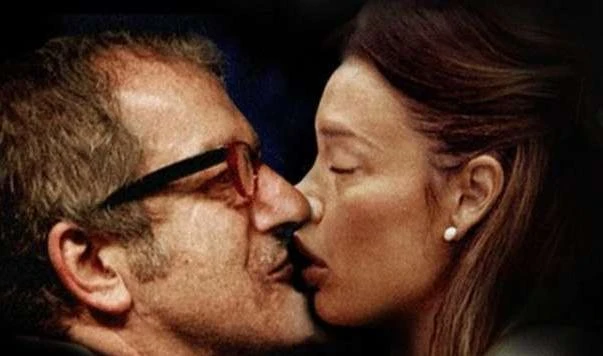Bacio di fuoco tra la Minetti e Maroni,ecco la foto che fa il giro del web