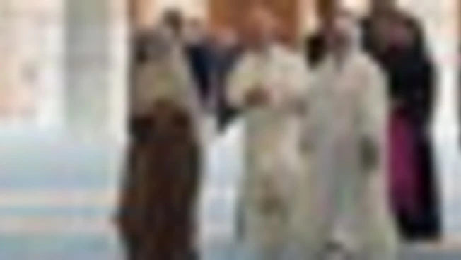 Il Papa scalzo in moschea ad Algeri e in silenzio davanti al "Mihrab"