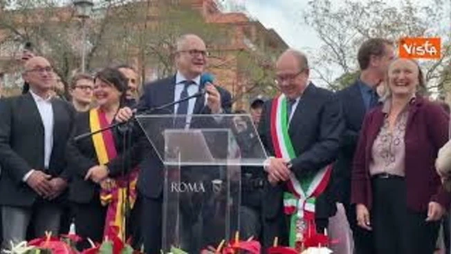 Verdone "sindaco per un giorno" inaugura area giochi a Villa Gordiani e pianta albero con Gualtieri