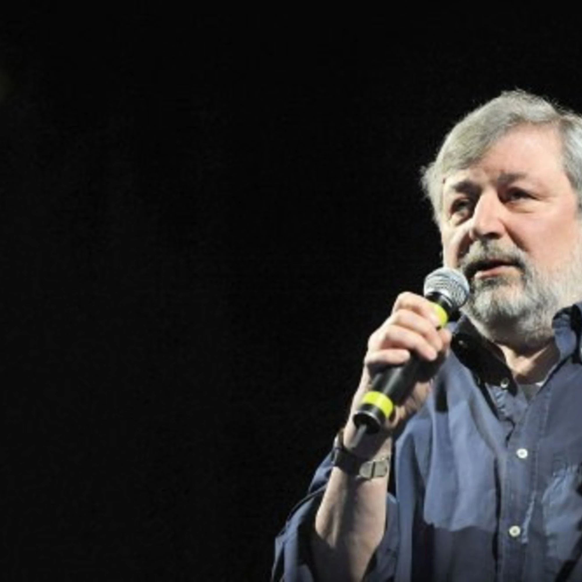 Il cantante Francesco Guccini autore della canzone "La locomotiva"