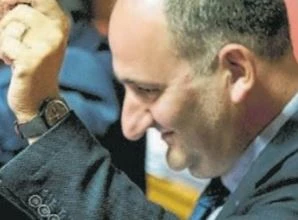Matteo Salvini, la buffonata dei senatori Pd a palazzo Madama: agitano la copertina di Famiglia Cristiana