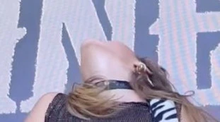 Maneskin, Victoria De Angelis vamp senza reggiseno sul palco: Vienna in tilt, fuori tutto in pubblico