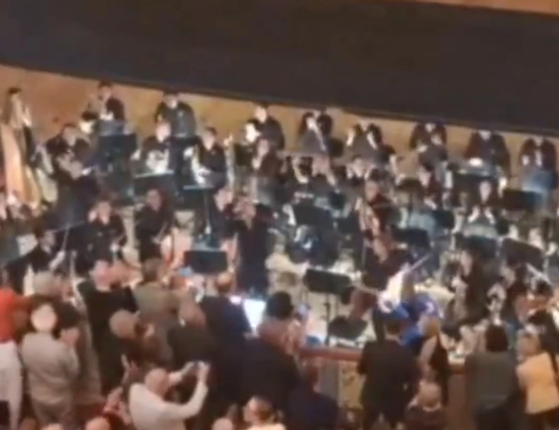 Beatrice Venezi licenziata, gli orchestrali reagiscono così: vergogna in diretta