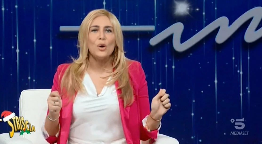 Striscia la Notizia, gli auguri di Natale di Mara Venier: cosa le esce di bocca, ma siamo seri?