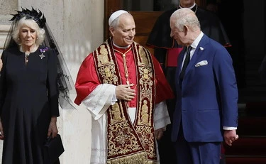 Re Carlo e Camilla da Leone XIV: "Esclusa dal privilegio", come si presenta lei
