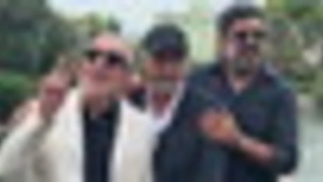 Venezia, arriva il cast di "Dio ride", Favino tra selfie e foto