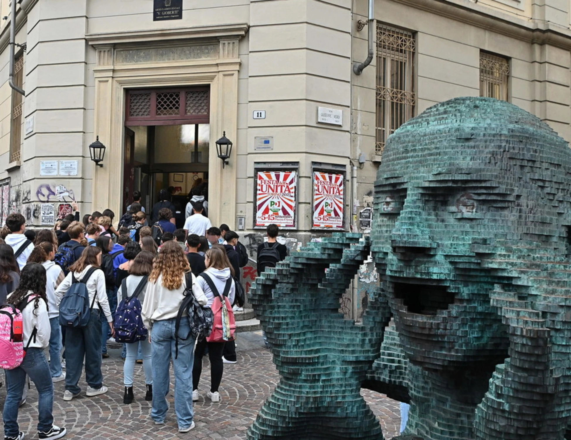Alla sinistra non piace che a scuola si eviti di fare propaganda pro-Pal
