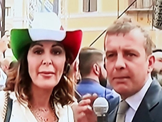 Daniela Santanchè, orgoglio tricolore: in piazza contro il governo Pd-M5s si presenta così