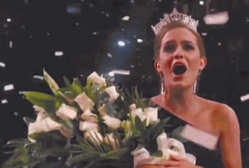 Camille Schrier, la Miss America spazza via i pregiudizi di maschilisti e femministe: è una biochimica