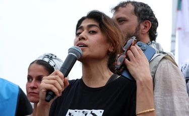 Rima Hassan, l'eurodeputata di sinistra fermata a Parigi: "Apologia di terrorismo" e droga nella borsa