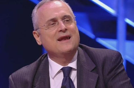 La clamorosa gaffe razzista di Lotito che difende Tavecchio dopo le banane di Opti Pobà: "Tavecchio? ha adottato dei cosi..."