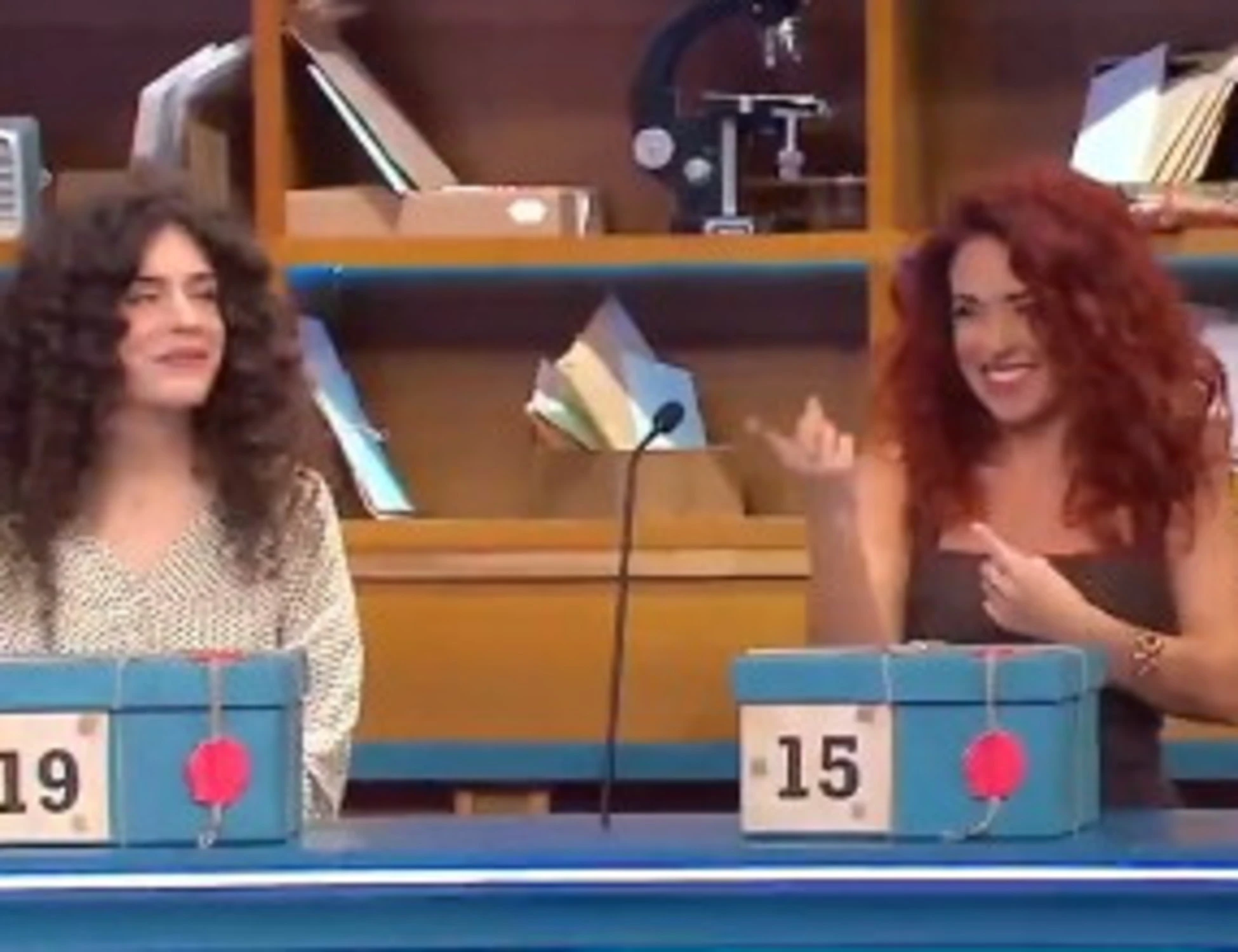 Affari Tuoi, raptus di De Martino: cosa fa con la "Jessica Rabbit" della Calabria