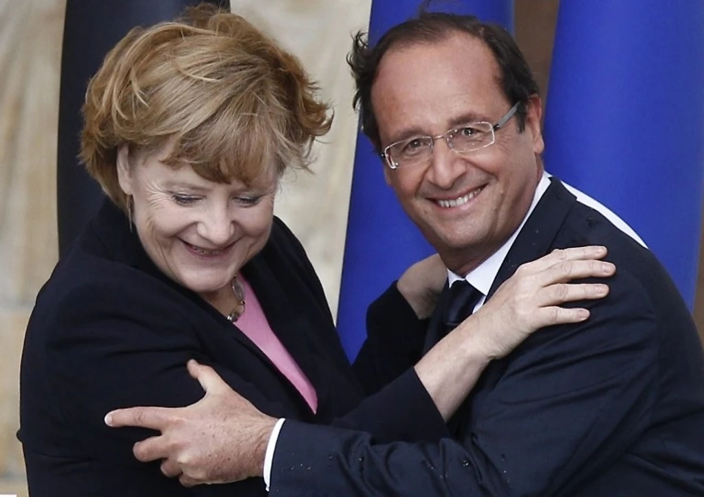 Hollande se la fa persino con la Merkel ma solo nella fiction...