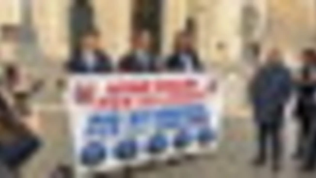 Striscione dei vannacciani davanti alla Camera: Stop soldi a Zelensky