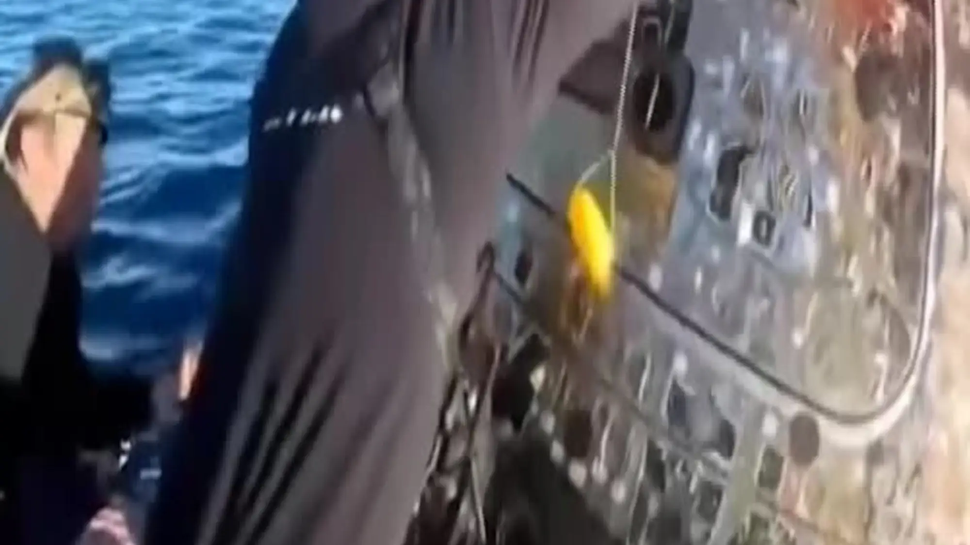 Artemis II, i sommozzatori recuperano gli astronauti dopo l'ammaraggio