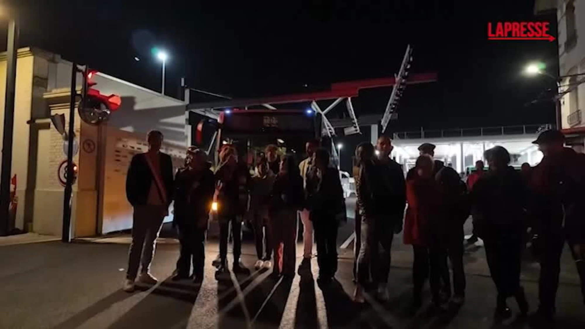 Francia, sciopero a Parigi: manifestanti bloccano un deposito di autobus