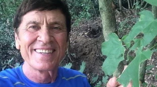 Gianni Morandi ricoverato d'urgenza per ustioni: "Era da solo, è riuscito a chiedere aiuto". Ora è in un centro specializzato