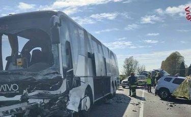 Portegrandi, auto si schianta contro un bus: un morto e 5 feriti